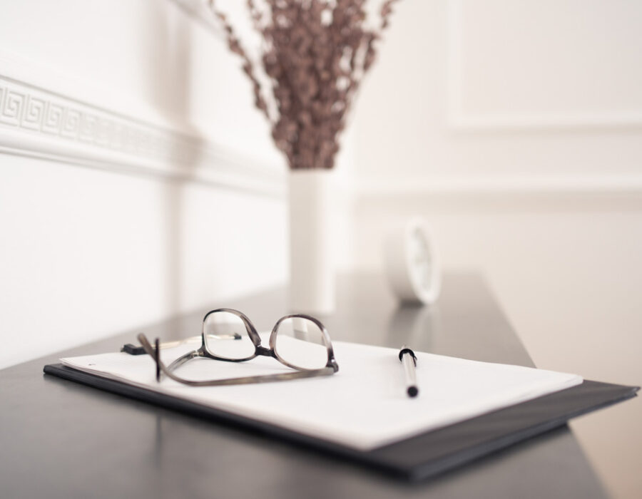 Brille liegt auf Notizzetteln.